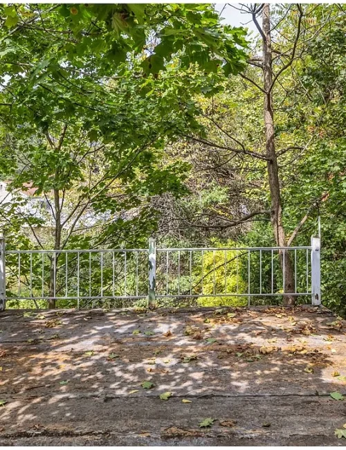 Laketon house. agent